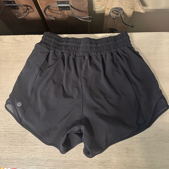Lululemon Hottie Hot Black 4” shorts size 6 - Picture 1 of 6